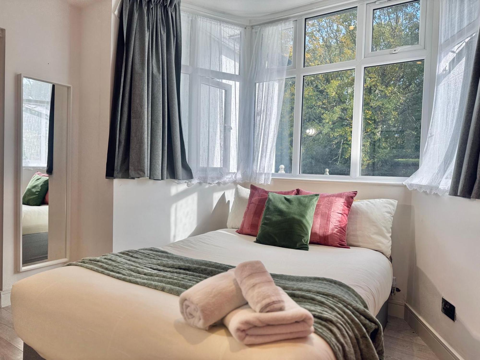 En-Suites With Free Parking 30Min To Central London Eksteriør bilde