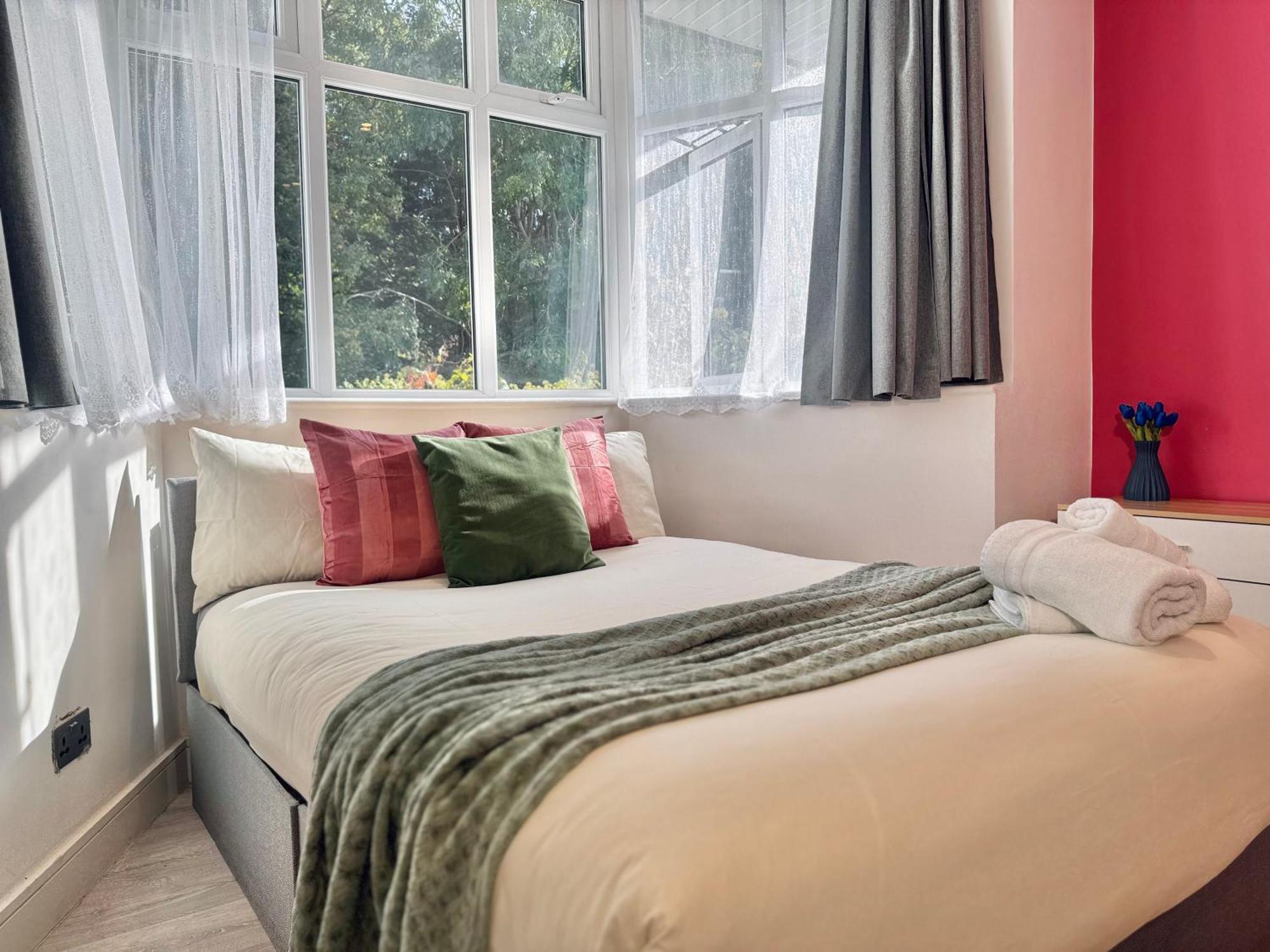 En-Suites With Free Parking 30Min To Central London Eksteriør bilde
