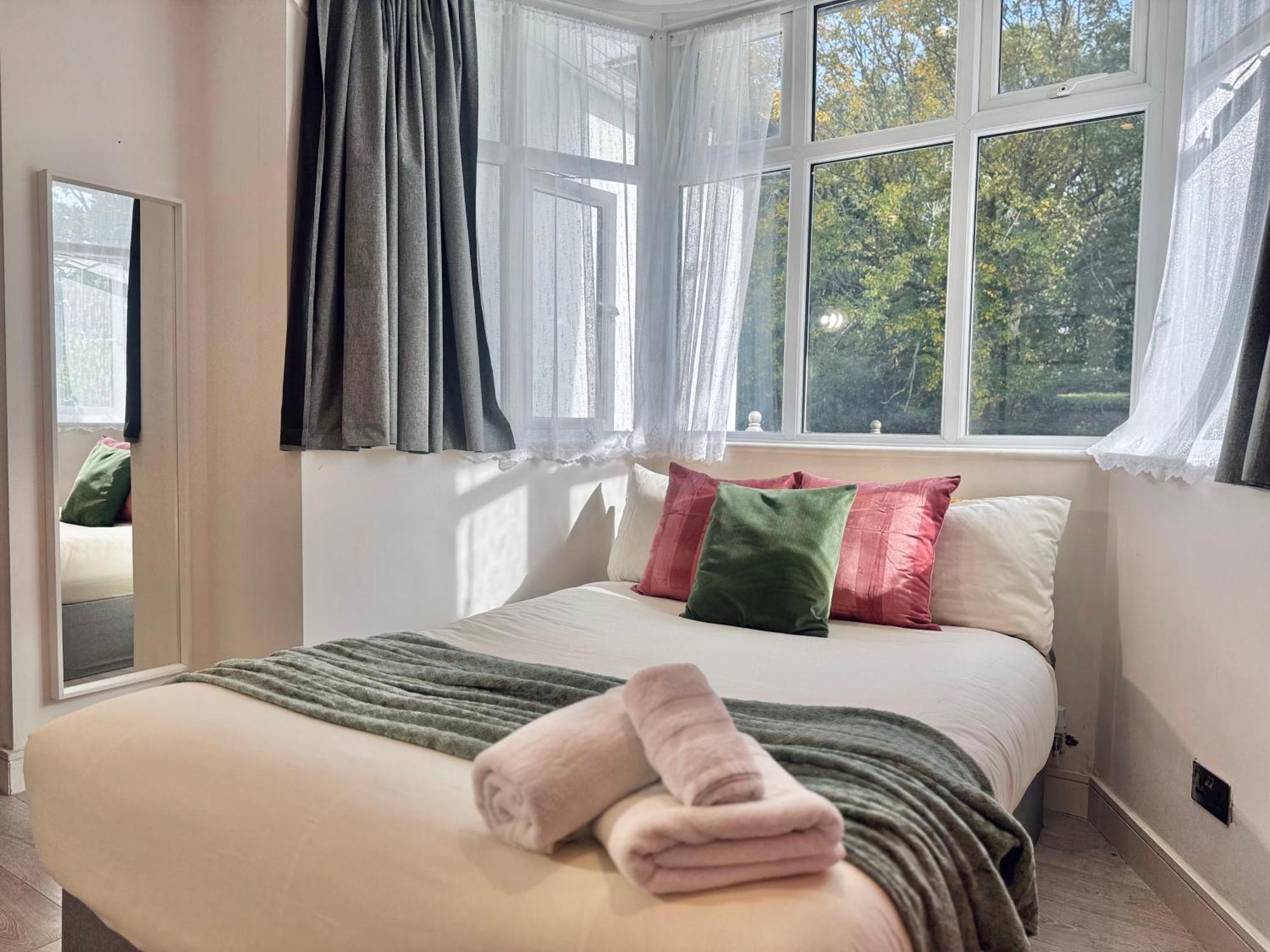 En-Suites With Free Parking 30Min To Central London Eksteriør bilde