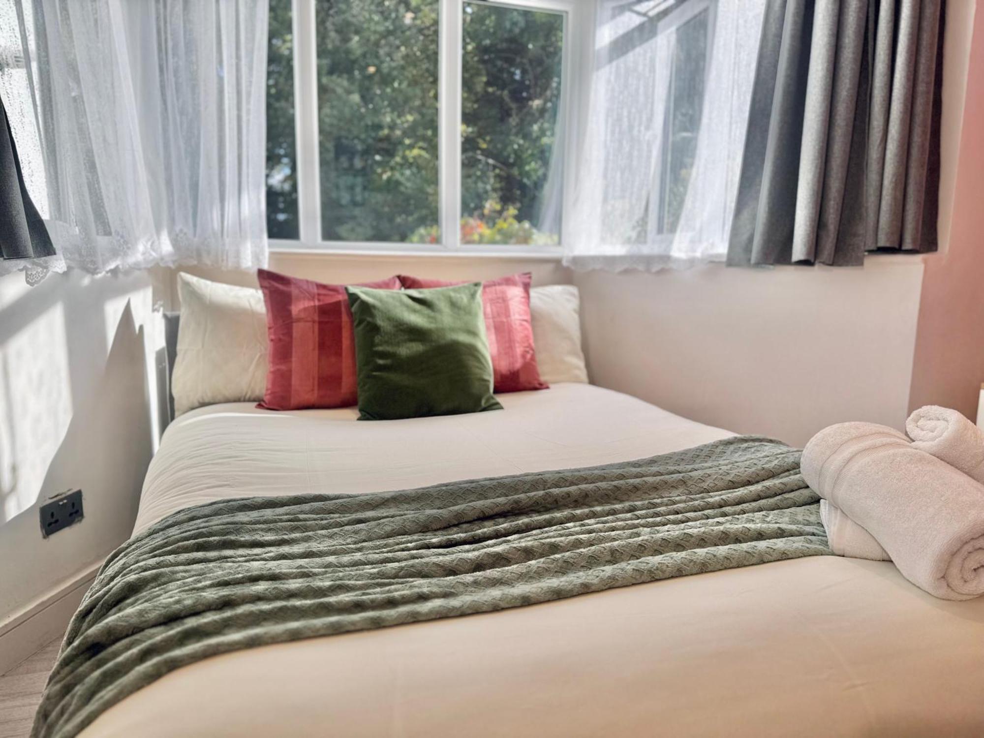 En-Suites With Free Parking 30Min To Central London Eksteriør bilde